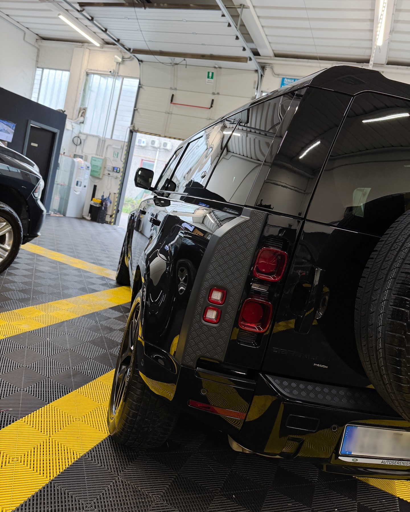 Land Rover Defender - Laterale